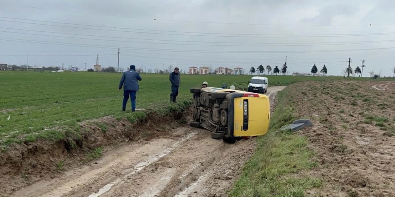 Tekirdağ'da PTT kargo aracı devrildi