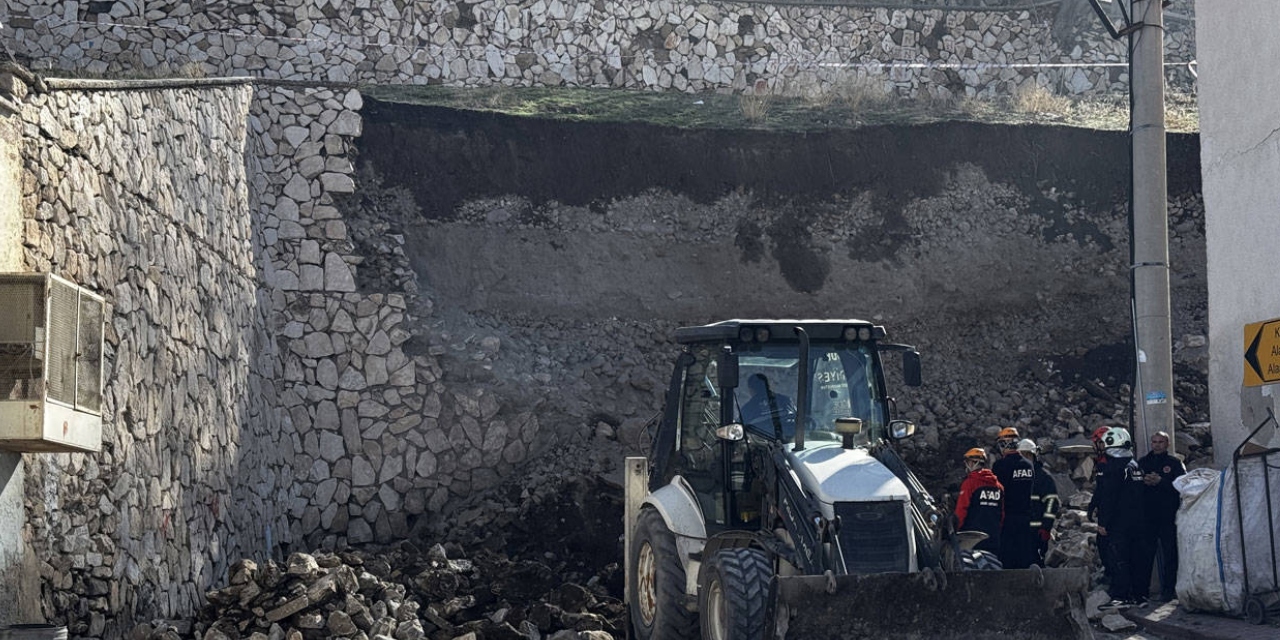 Niğde Kalesi'nin istinat duvarı çöktü
