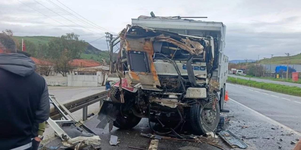İzmir'de belediye kamyonuna çarpan sürücü hayatını kaybetti