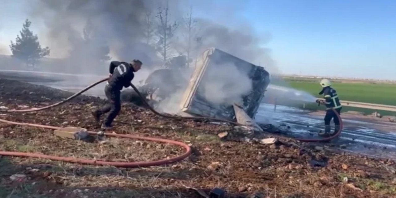 Şanlıurfa'da yakıt yüklü tanker devrildi: Alev alev yandı