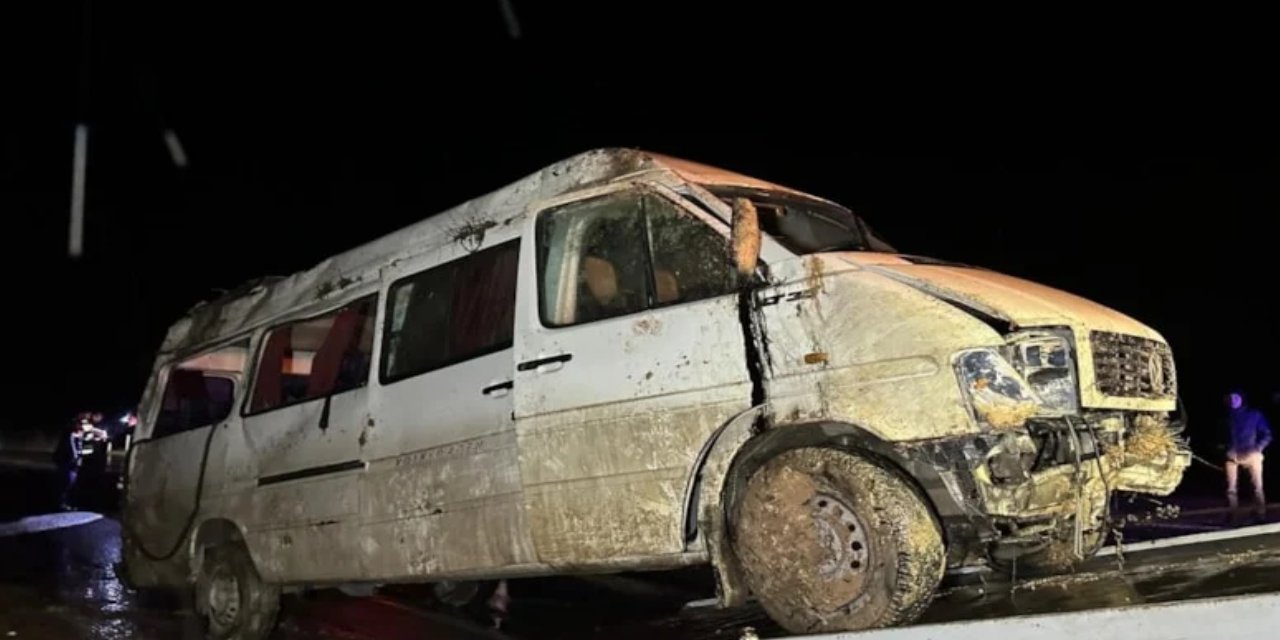 Uşak'ta işçi servisi şarampole devrildi: Çok sayıda yaralı var