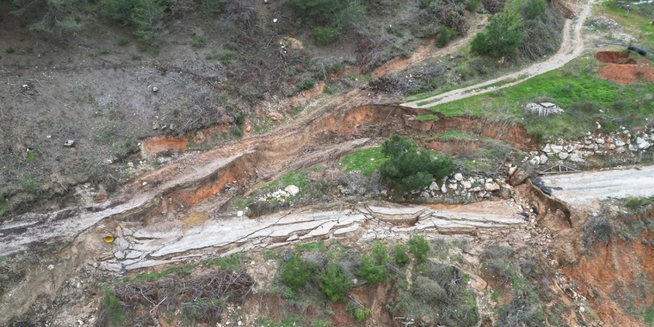 Manisa'da toprak kayması: Yol ulaşıma kapandı