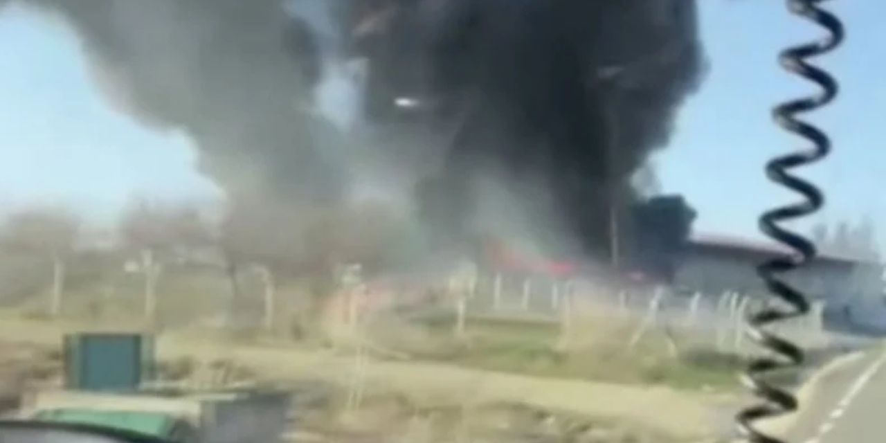 Diyarbakır'da plastik poşet fabrikasında yangın çıktı