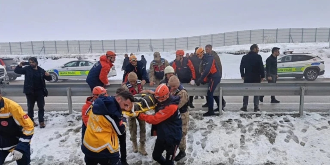 Erzurum'da İran plakalı yolcu otobüsü tırla çarpıştı: 1 kişi hayatını kaybetti
