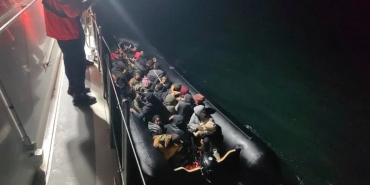 İzmir açıklarında 59 kaçak göçmen yakalandı