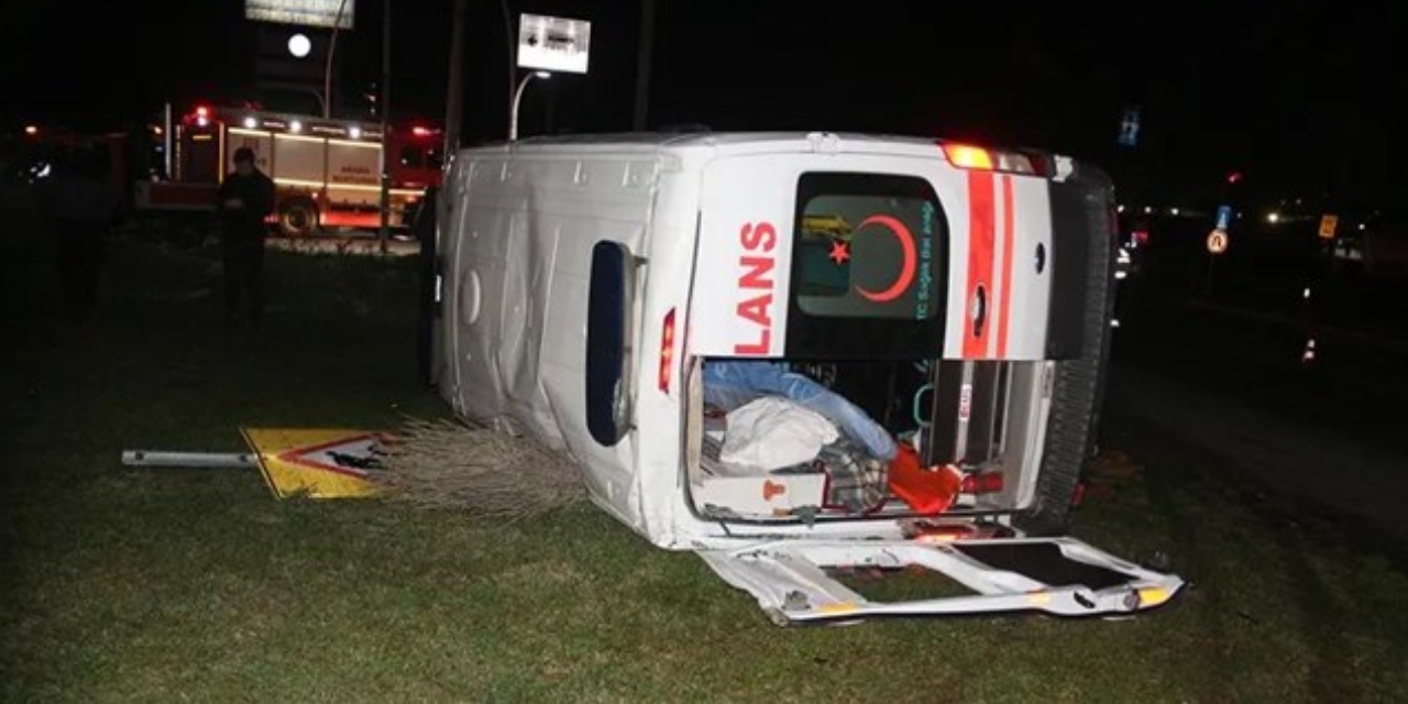 Manisa'da ambulans ile otomobil çarpıştı: Beş kişi yaralandı