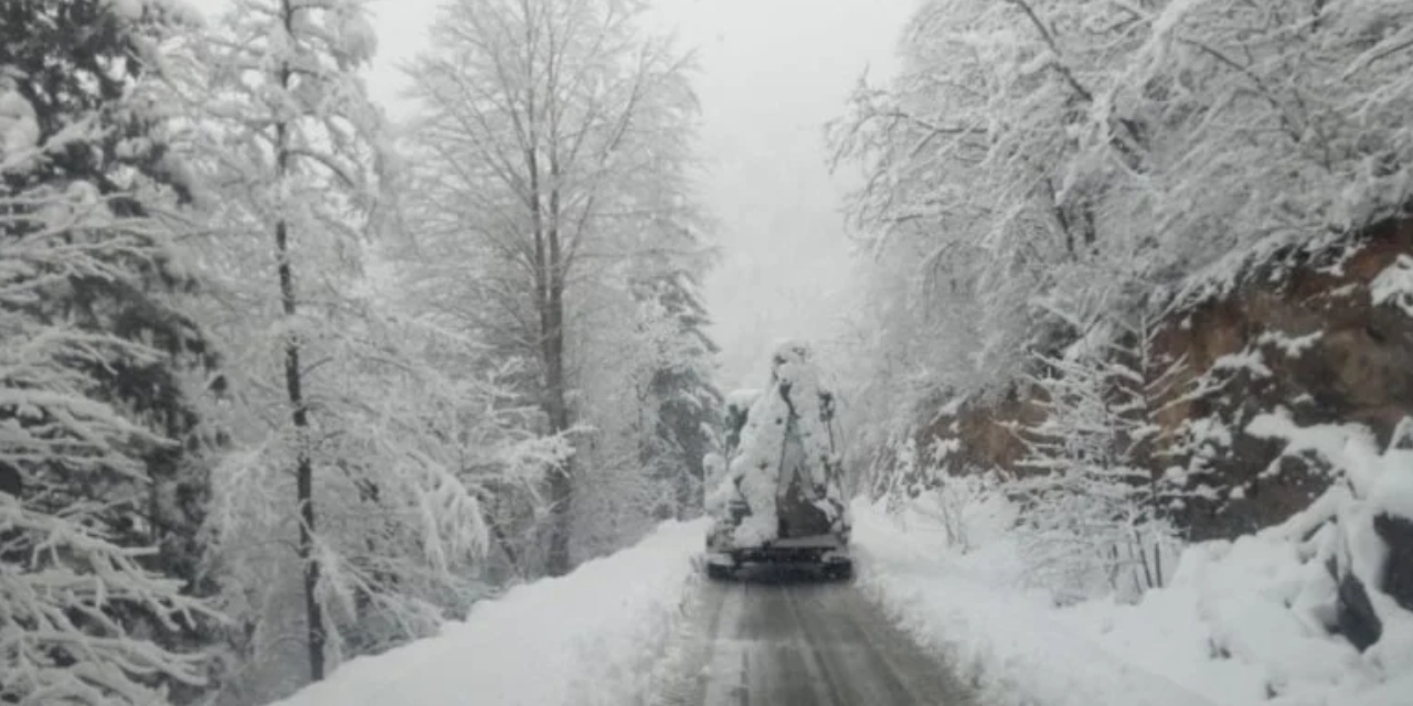 Trabzon’da kar alarmı: 19 mahalle yolu ulaşıma kapandı