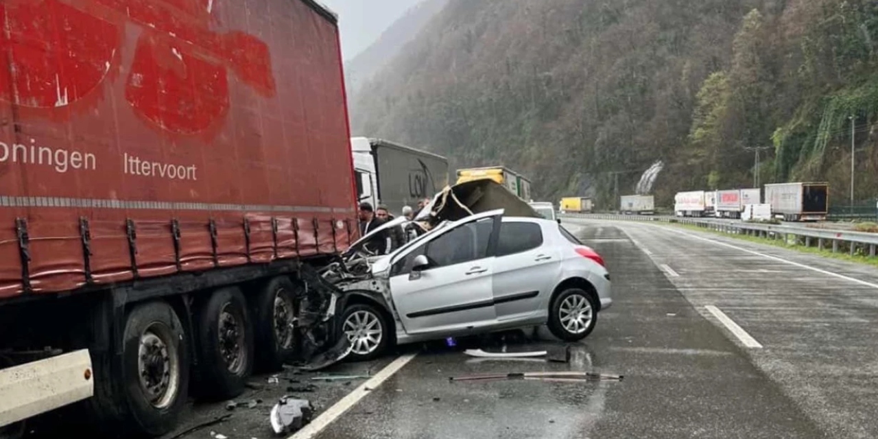 Artvin'den son dakika: Tıra çarpan otomobildeki 2 kişi hayatını kaybetti