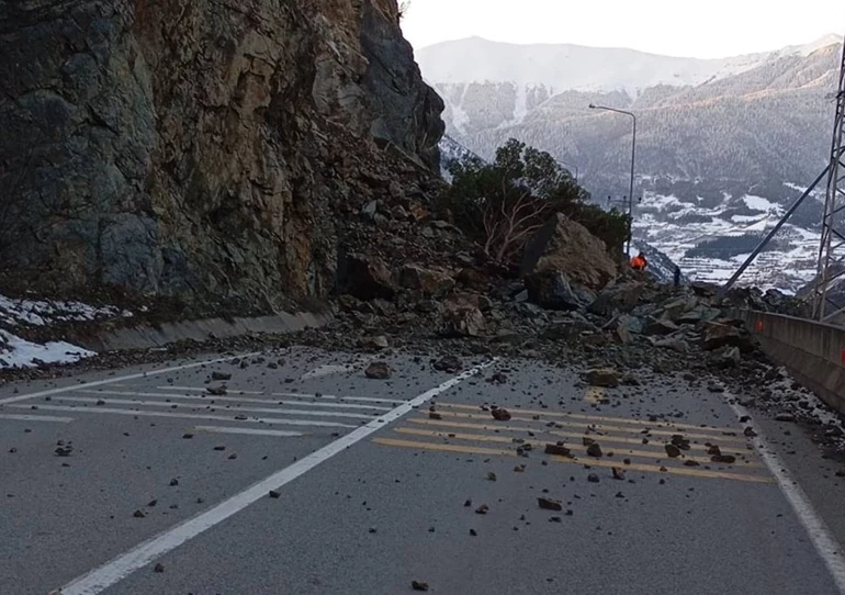 Gümüşhane-Giresun Yolunda Heyelan, Karayolu Çift Yönlü Trafiğe Kapatıldı!
