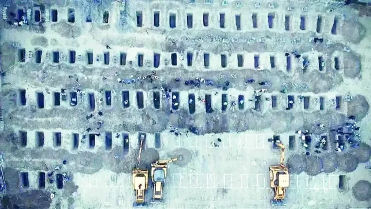 İşte Hürmüzgan’daki Katliamın Sonucu, 160 Kız Öğrenci İçin Yan Yana Mezar Kazıldı!