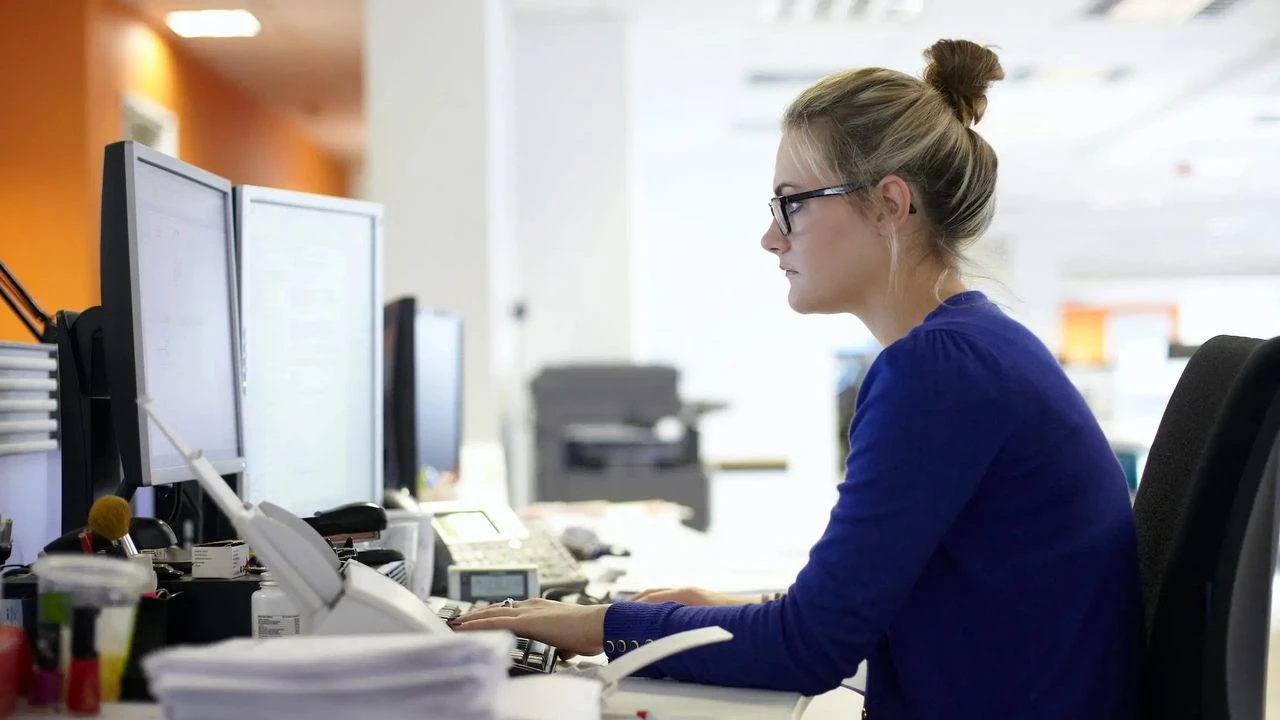 Kadın memurlar için haftada 4 gün mesai teklifi gündemde. Doğum izni, süt izni, kreş ve babalık izni gibi haklar da artırılacak.