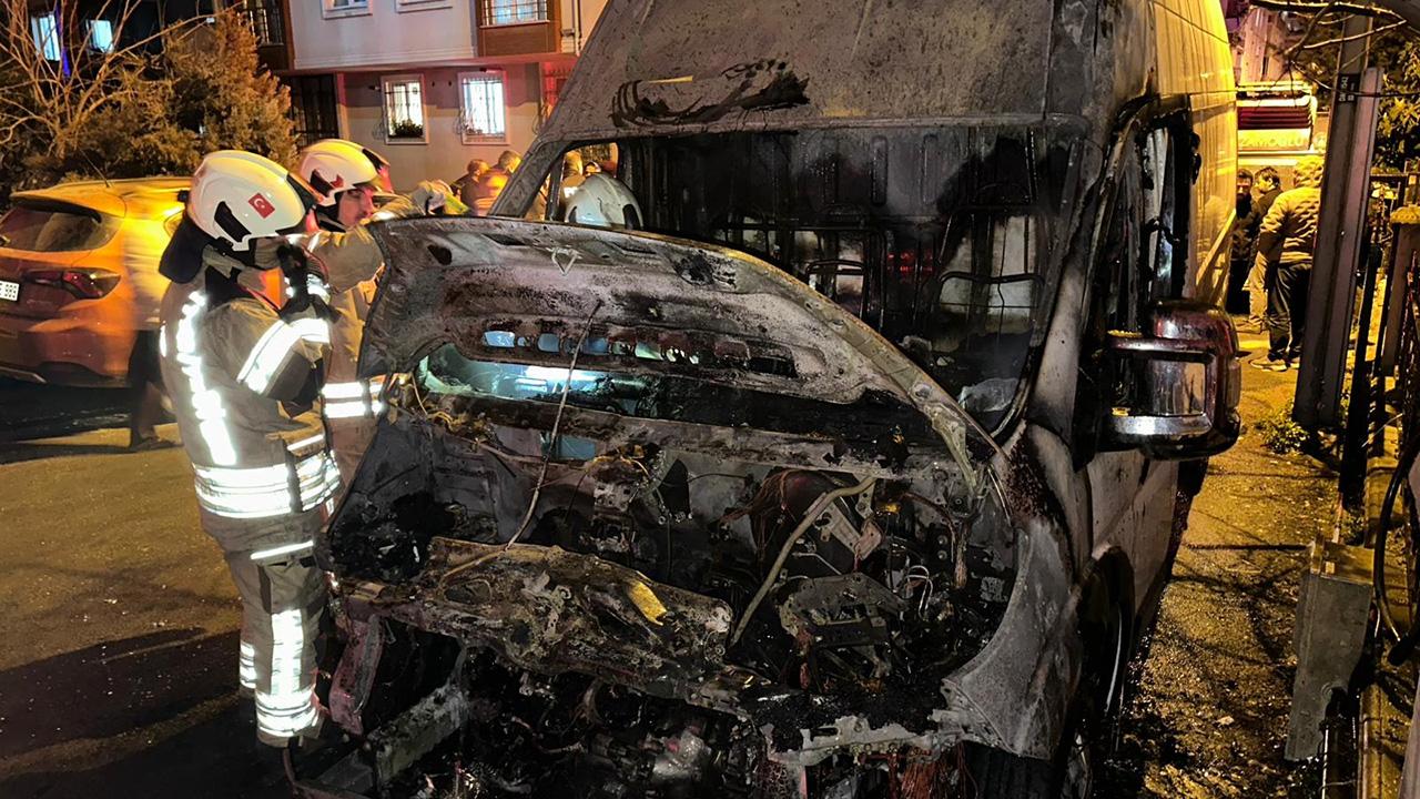 İstanbul’da Park Halindeki 3 Araç Küle Döndü