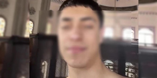 Camide Yarı Çıplak Halde, Küfürlü Şarkı Söyleyen Genç Tutuklandı