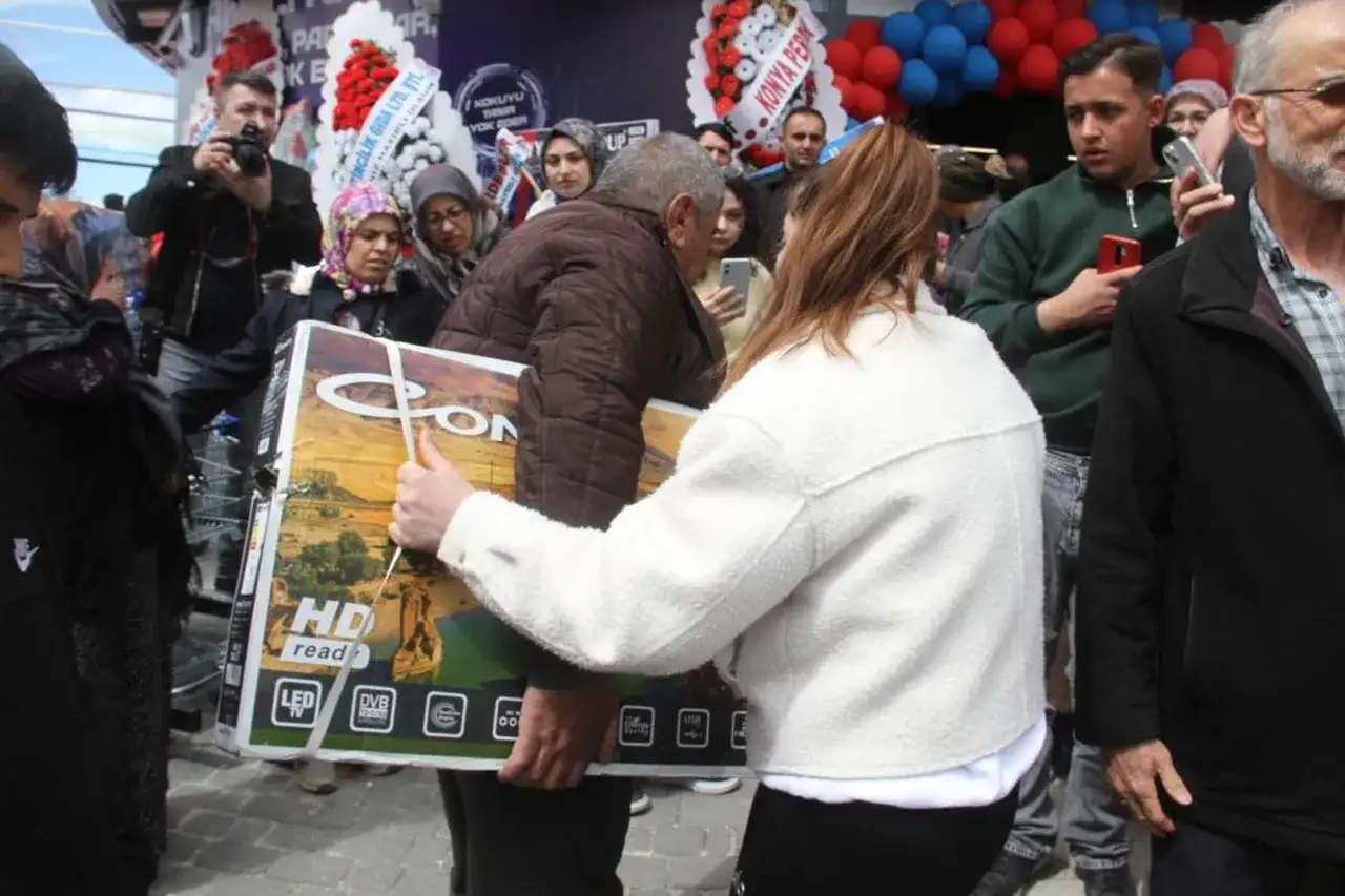 Büyük İndirim İzdihama Neden Oldu: 6 Bin TL’lik Televizyon 1.750 TL’ye Satıldı