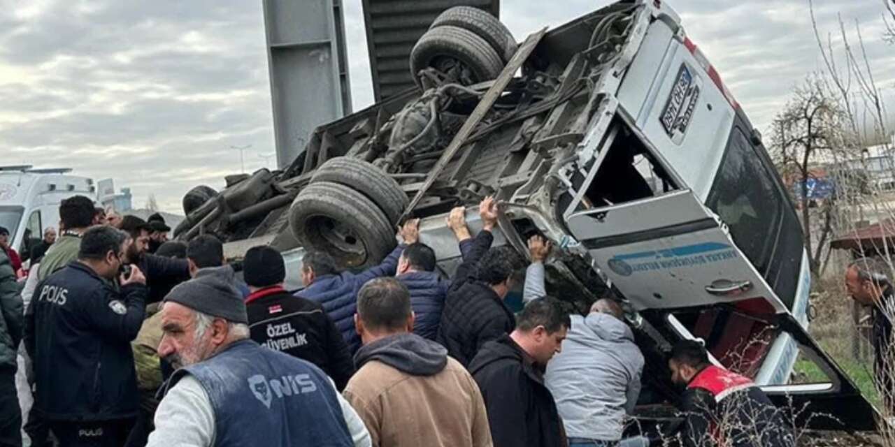 Ankara’da Feci Kaza: Özel Halk Otobüsü Üst Geçide Çarptı, 4 Kişi Hayatını Kaybetti