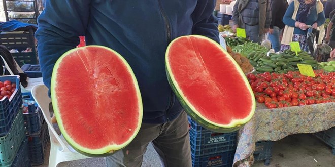 Mersin’de Sezonun İlk Karpuzu Tezgâhta: Dilim Dilim Satılıyor