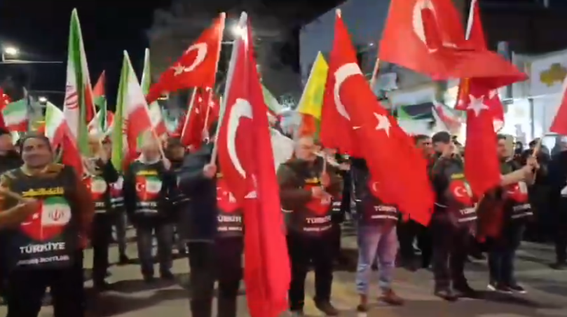 İran’daki Protestolara Katılan Türk Grup Gündem Oldu: “Omuz Omuza” Mesajı