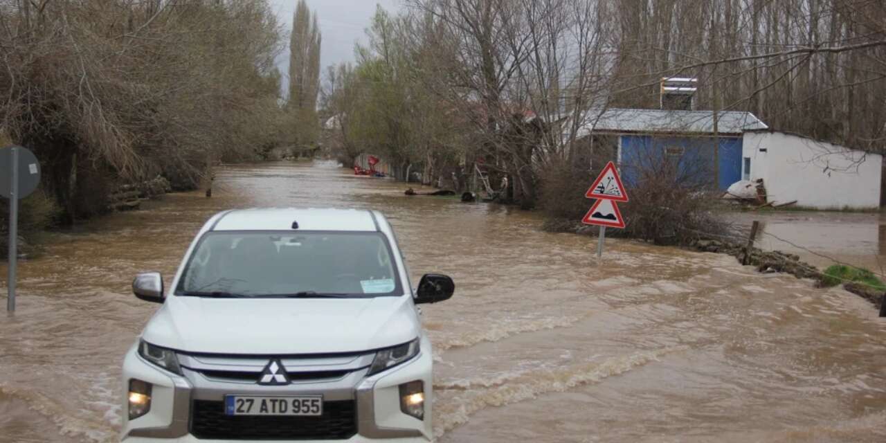 Kızılırmak Taştı: Sivas’ta Bir Köy Sular Altında Kaldı