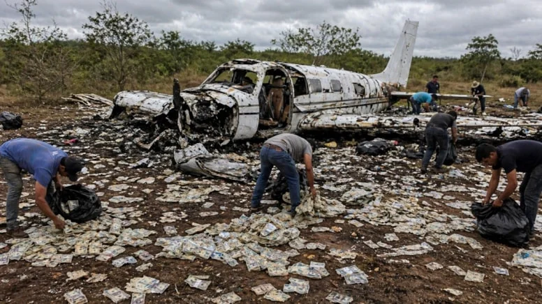 Para Taşıyan Uçak Düştü: Saçılan Paraları 15 Dakikada Topladılar