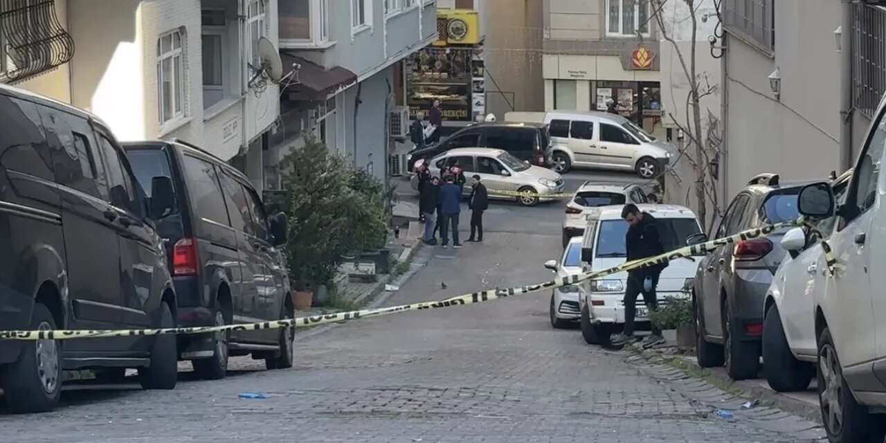 Kağıthane’de Gençlerin Saldırısına Uğrayan Polis Uyarı Ateşi Açtı