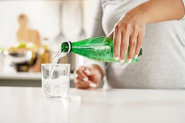 Fazla Tüketildiğinde Sağlığı Olumsuz Etkileyebiliyor: İşte Maden Suyunda Dikkat Edilmesi Gerekenler