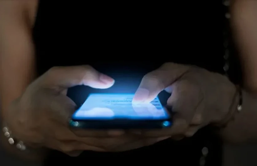Telefonu Yastığa Koyup Uyuyanlar Dikkat: Uzmanlar Uyardı