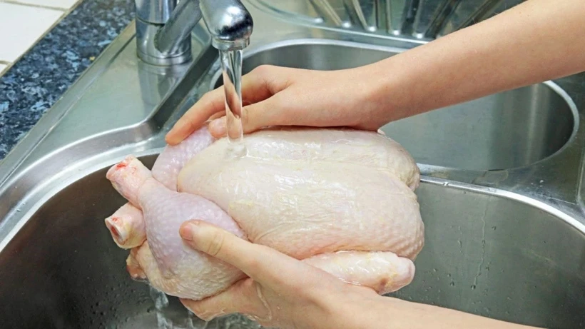 Çiğ Tavuğu Yıkayanlar Dikkat: Laboratuvar Deneyi Büyük Riski Ortaya Çıkardı