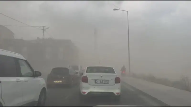 İstanbul'da Fırtına Hayatı Olumsuz Etkiledi: Çatılar Uçtu, Ağaçlar Devrildi