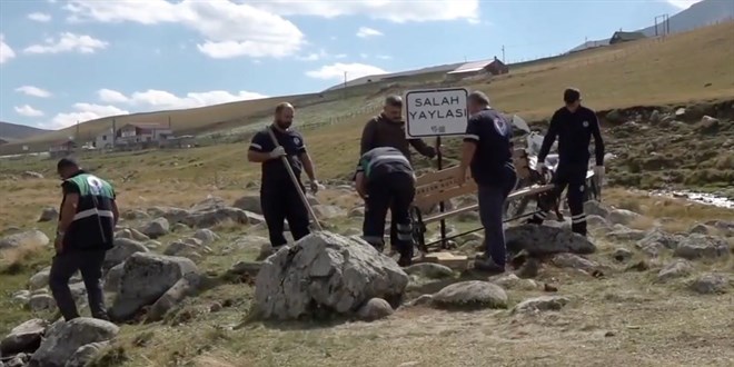 Salah'ın Fotoğraf Çektirdiği Kurtdere Yaylası'ndaki Bank ve Tabela Çalındı