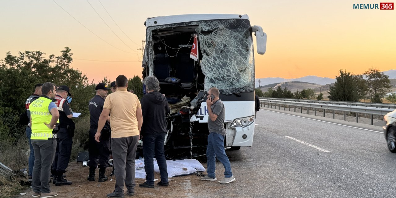 Afyon'da feci kaza: Muavin öldü, 38 kişi yaralandı