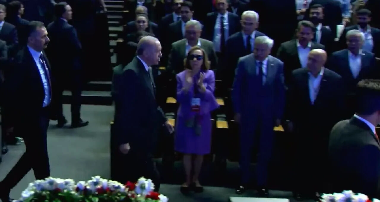 324cumhurbaskani-erdogana-telefon-geldi-salonu-terk-etti-programda-dikkat-ceken-anlar-17506778061359-2.jpg