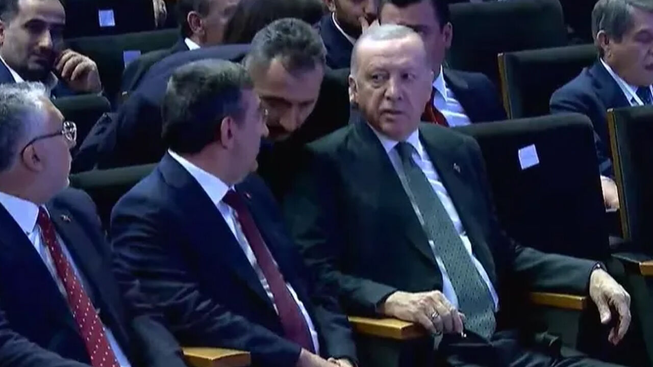 324cumhurbaskani-erdogana-telefon-geldi-salonu-terk-etti-programda-dikkat-ceken-anlar-17506781892820-3.jpg