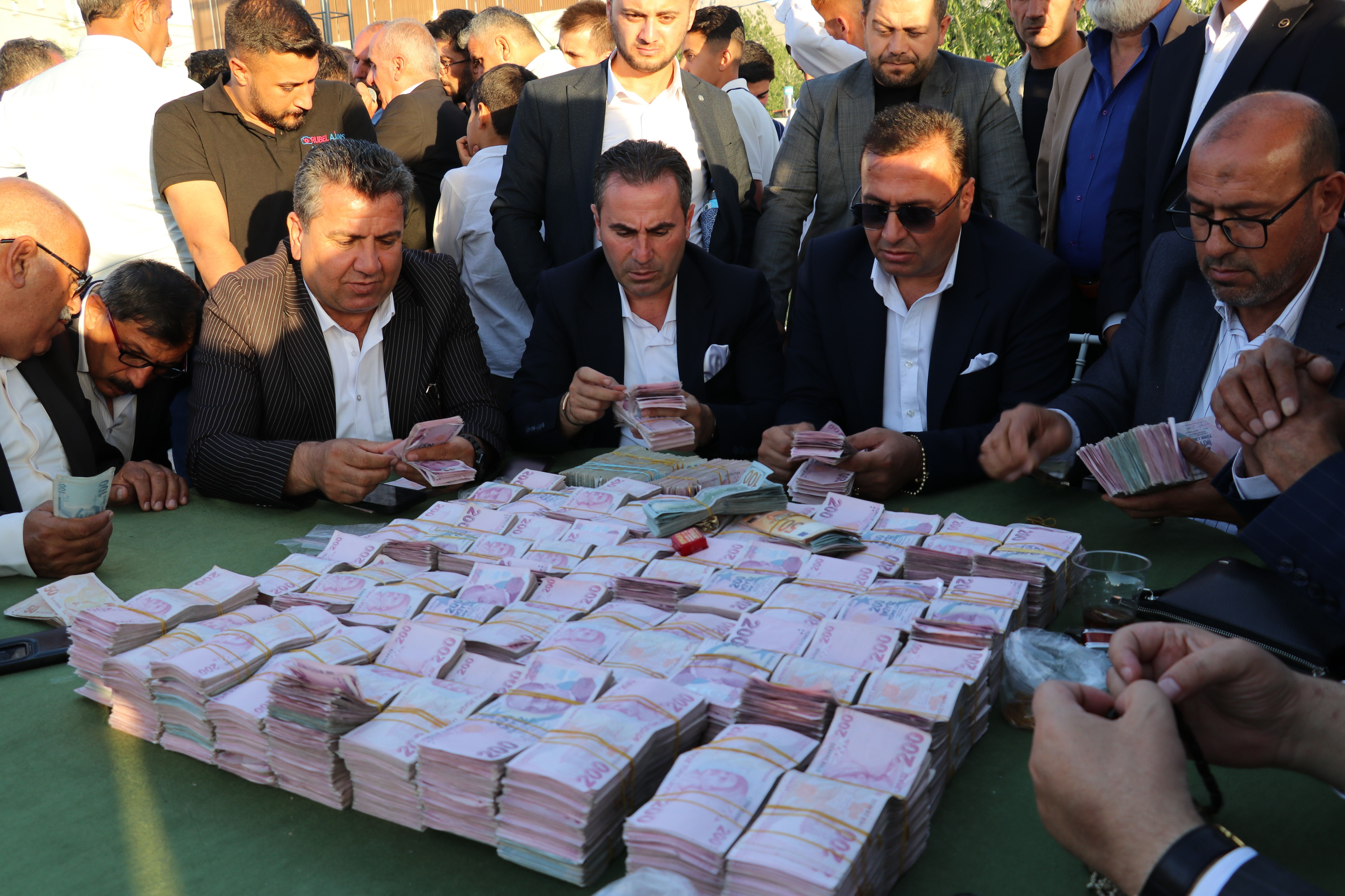234taki-toreni-5-saat-surdu-toplanan-para-say-say-bitmedi-asiret-dugununde-milyonlar-havada-ucustu-1751352835402-3.jpg