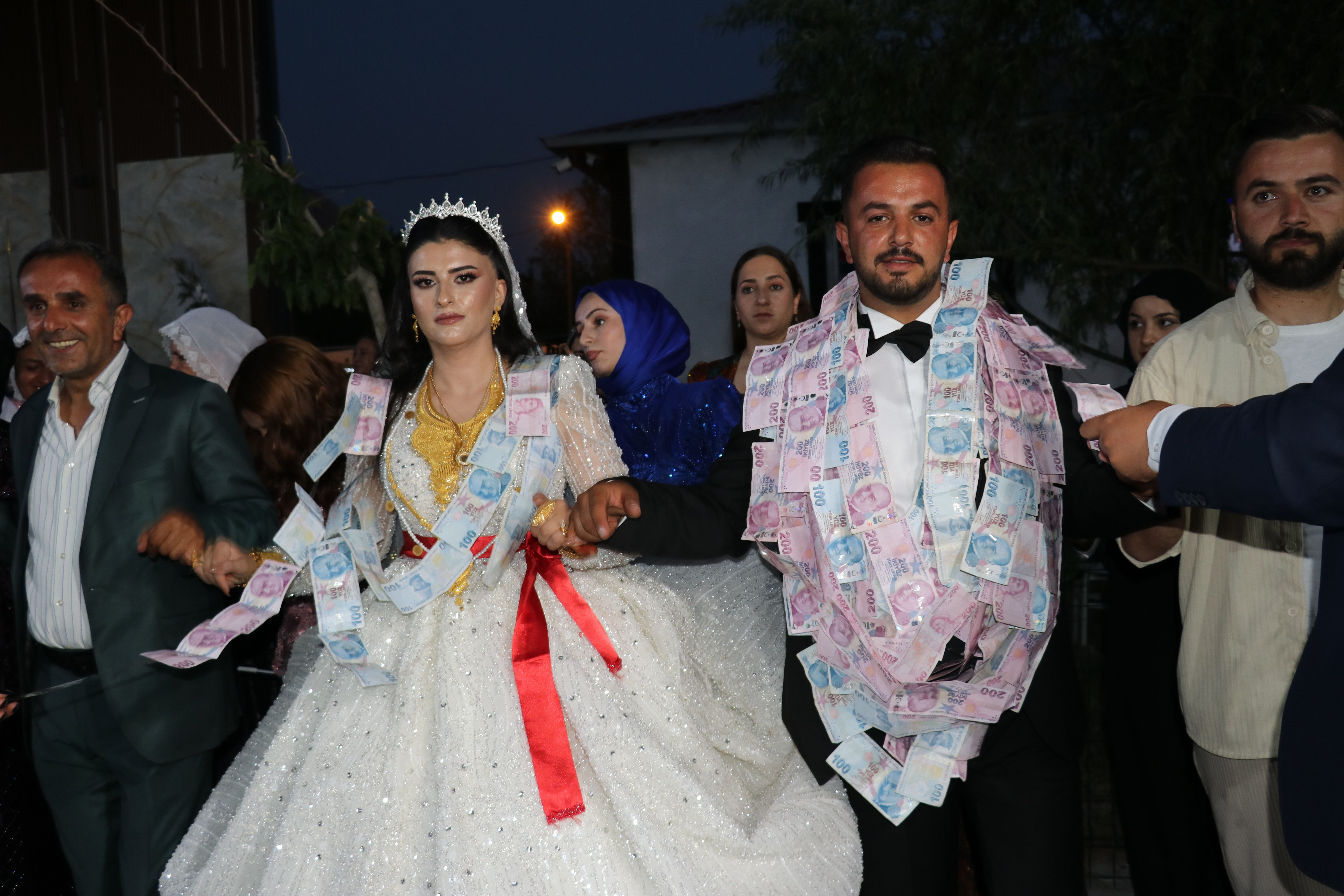 234taki-toreni-5-saat-surdu-toplanan-para-say-say-bitmedi-asiret-dugununde-milyonlar-havada-ucustu-17513528357214-5.jpg
